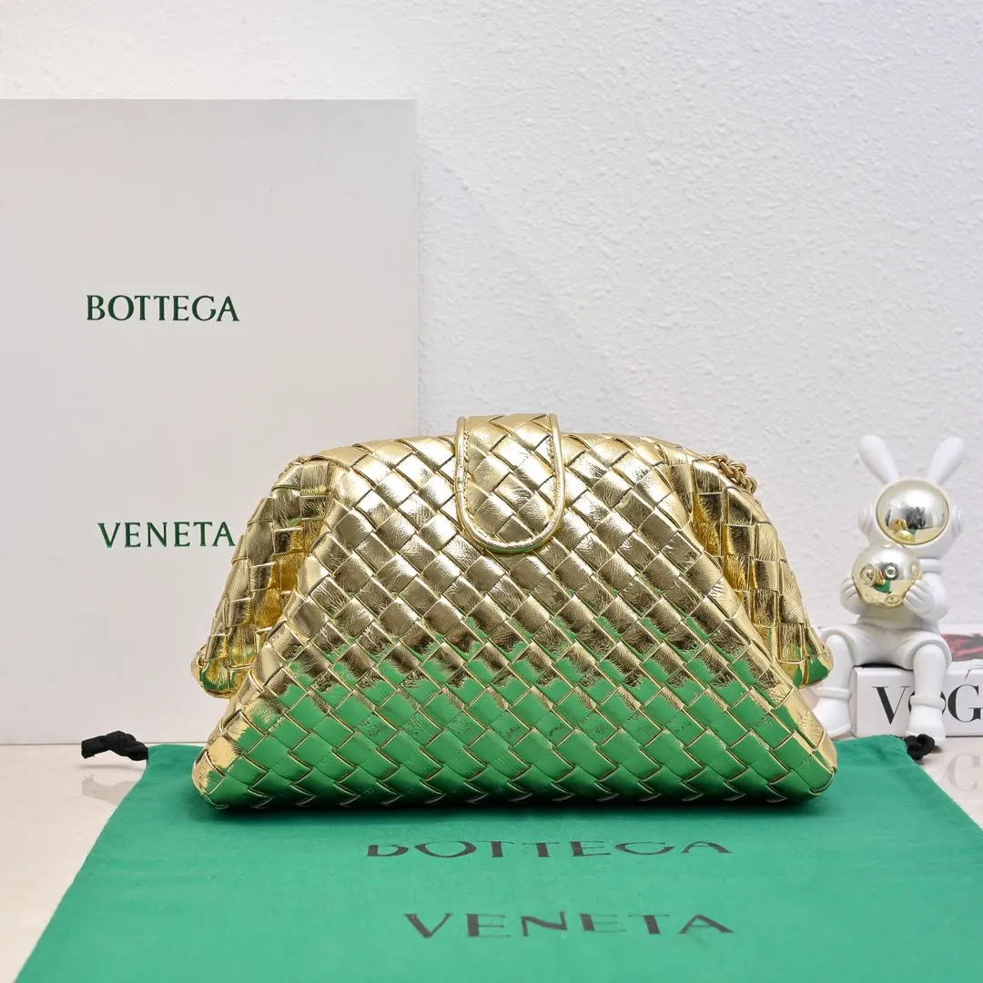 Batch 2260 Bitters Venetia 2024 summer series brings Lauren 1980 handbags back to the public eye. The design of the bag is inspired by ancient Roman architecture. It uses the brand's iconic Intrecciato lambskin woven bag body with a hard frame. No logo can be seen on the whole bag. It is equipped with a leather woven metal chain. When using it as a clutch, just put the chain directly in the bag ~ showing an elegant and timeless style. Decades later, when Lauren Hutton once again walked on the Bottega Venetia spring and summer show with this bag, the charm of the year still remains intact despite the passage of time. Size: 31.5*16.5*11 Style No.: 5807